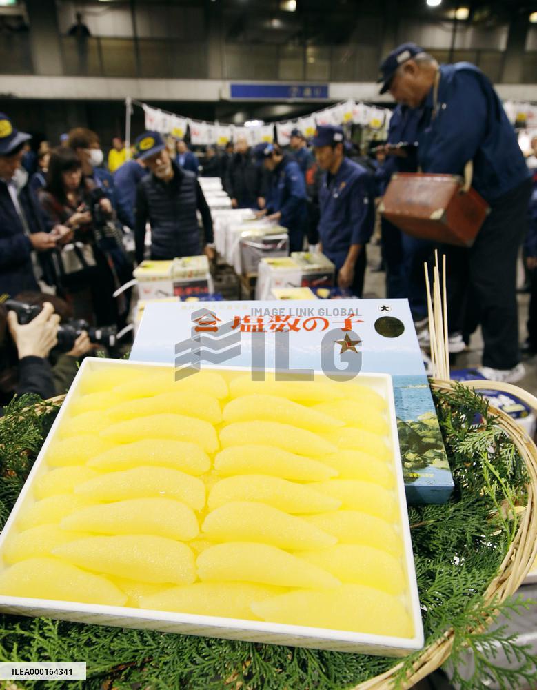 Season's 1st auction of herring roe in Osaka