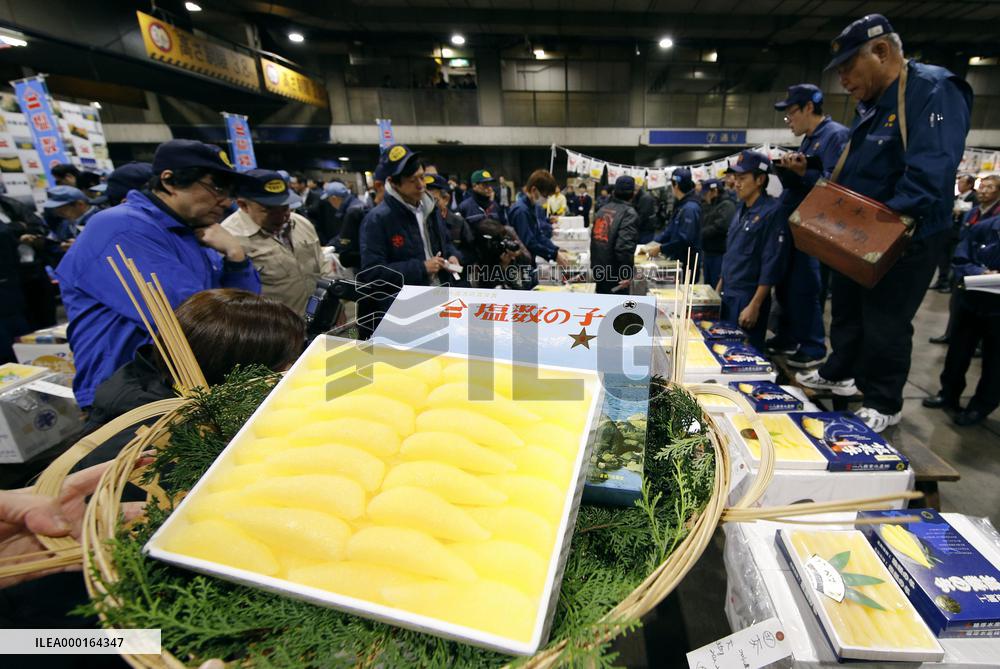 Season's 1st auction of herring roe in Osaka