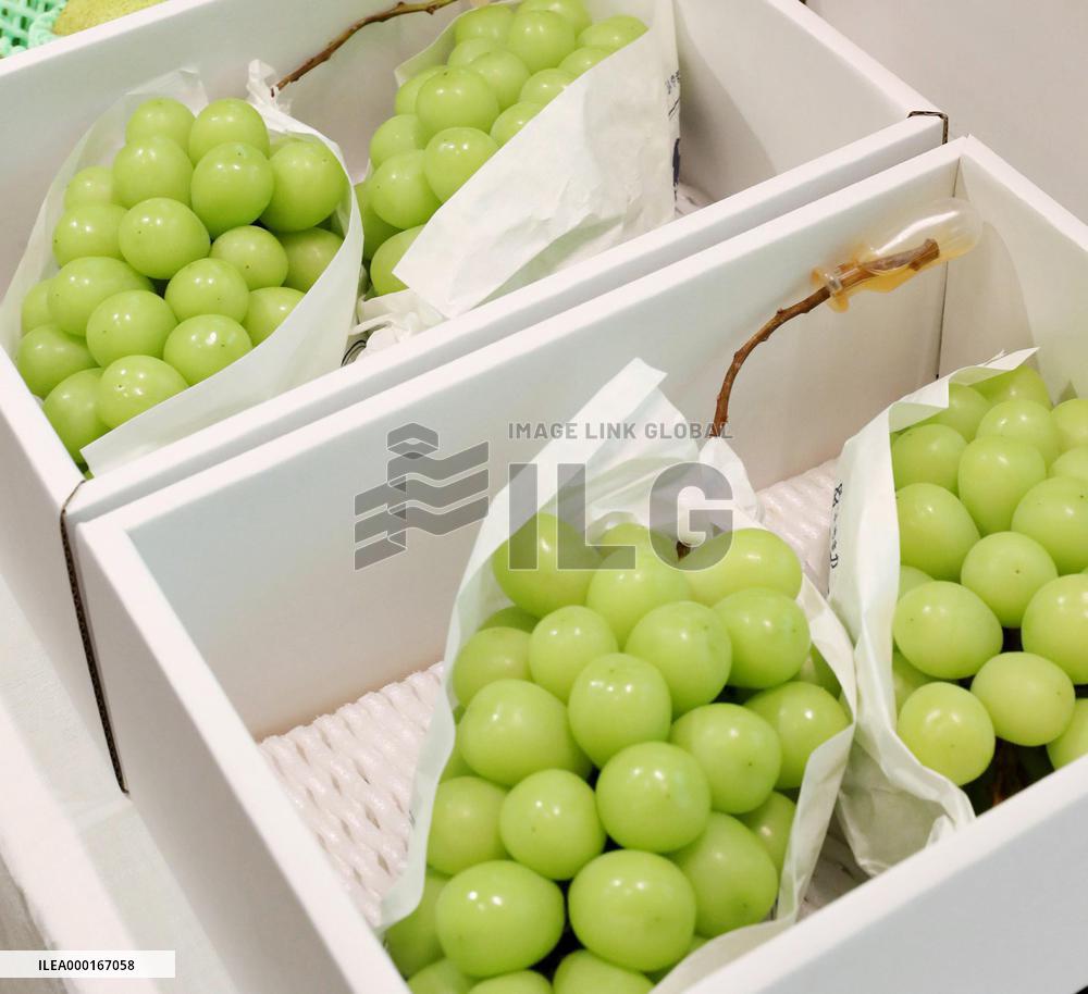 Brand-name grapes in Japan
