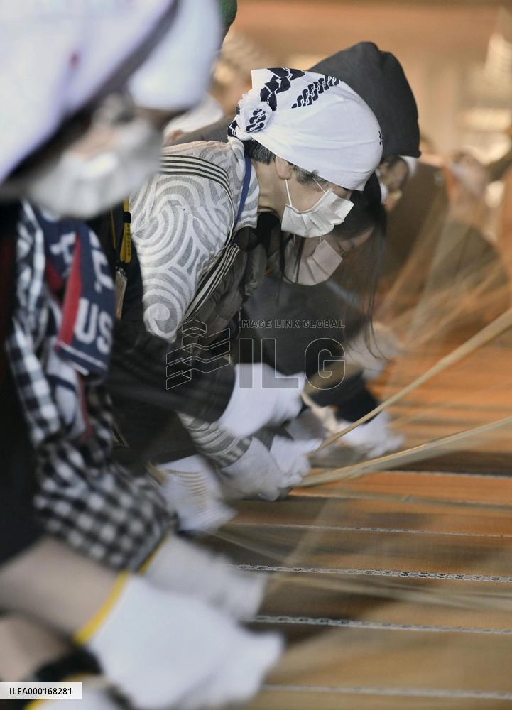 Year-end cleaning at Kyoto temple