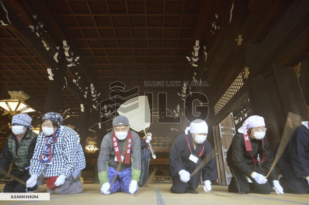 Year-end cleaning at Kyoto temple
