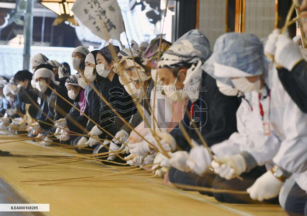 Year-end cleaning at Kyoto temple