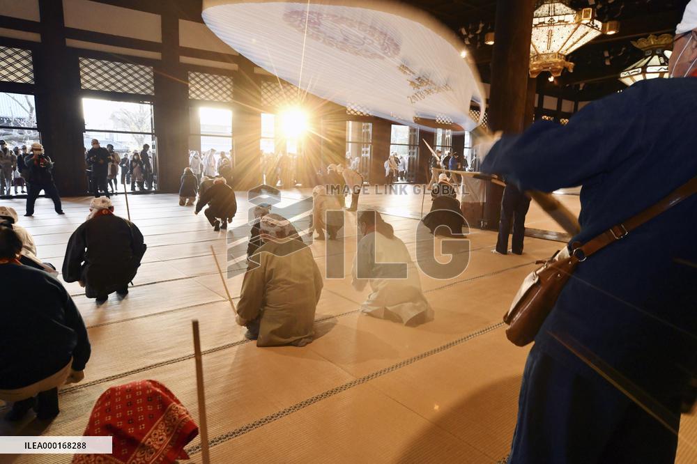 Year-end cleaning at Kyoto temple