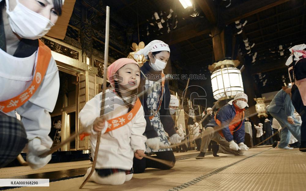 Year-end cleaning at Kyoto temple