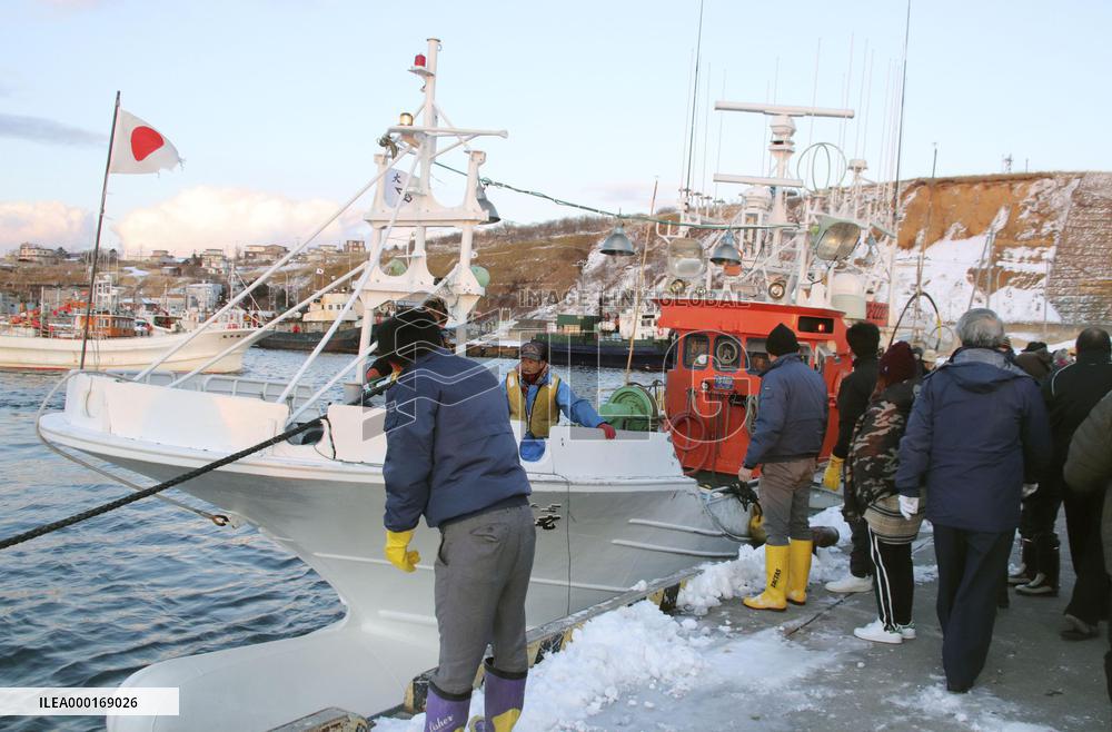 Japanese fishing boats return home after Russian seizure