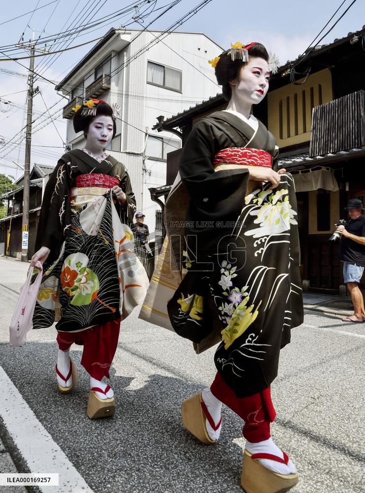 Geiko, maiko in summer greetings