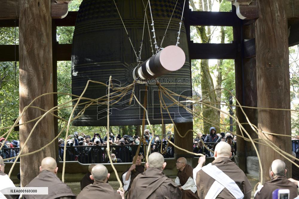 Rehearsal of New Year's Eve bell-ringing at Kyoto temple