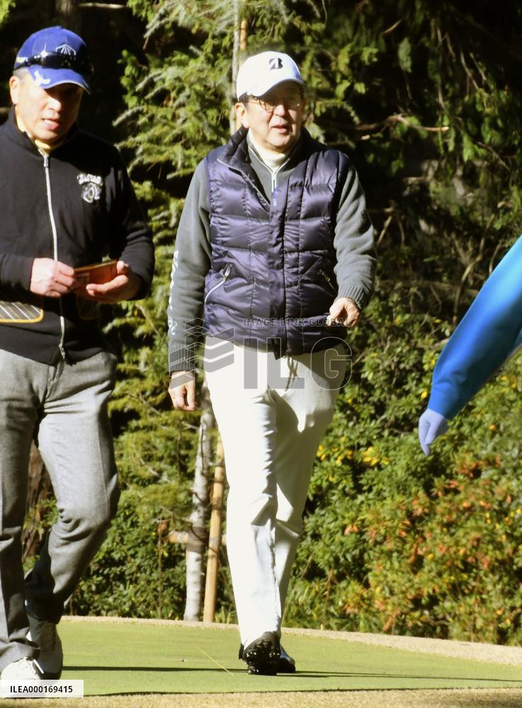 Japan PM Abe plays golf