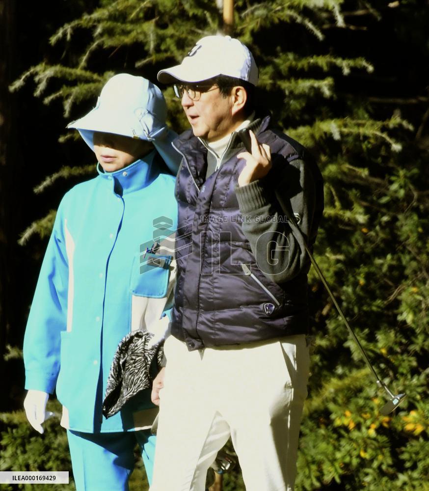 Japan PM Abe plays golf