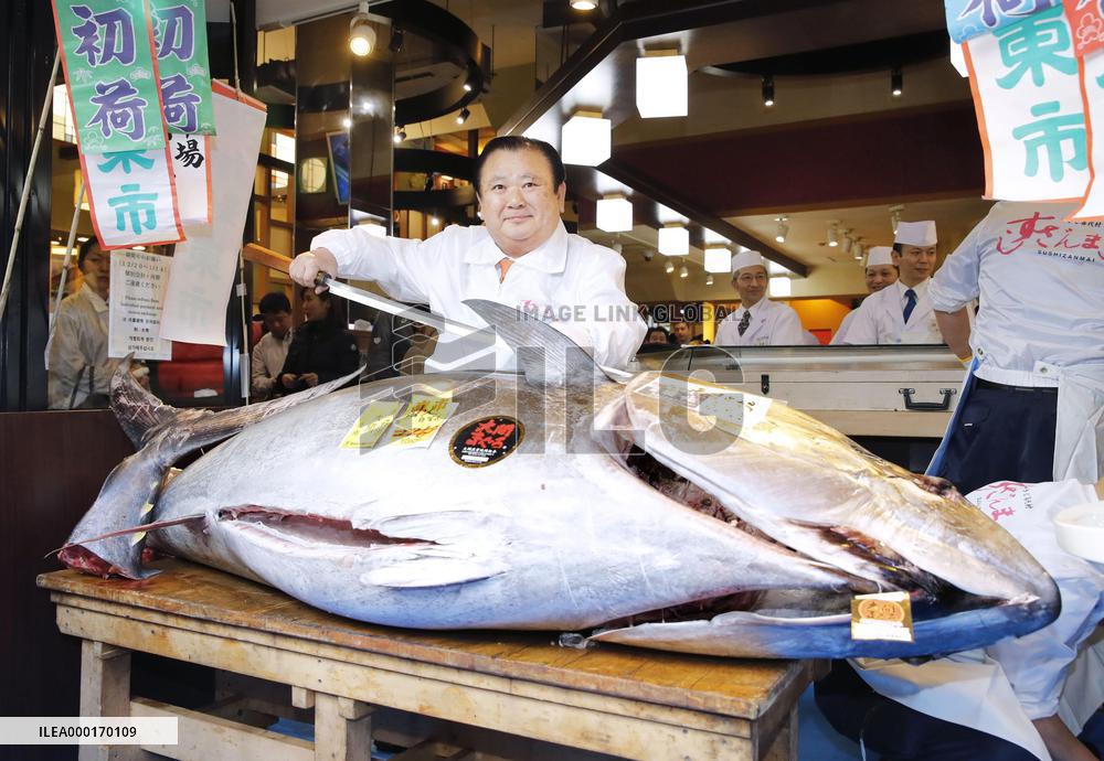 Year's 1st tuna auction in Tokyo