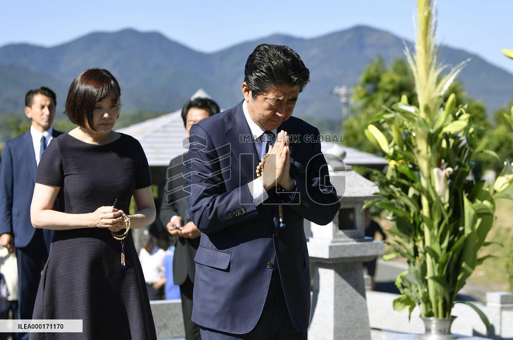 Japan PM Abe visits father's grave