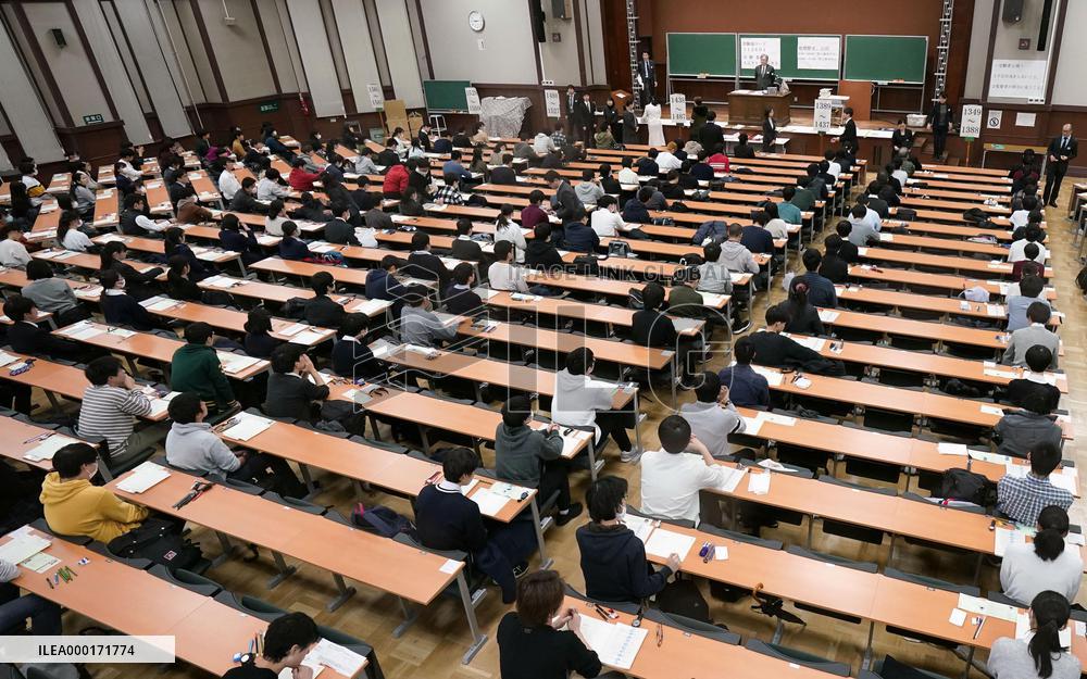 Unified college exams in Japan