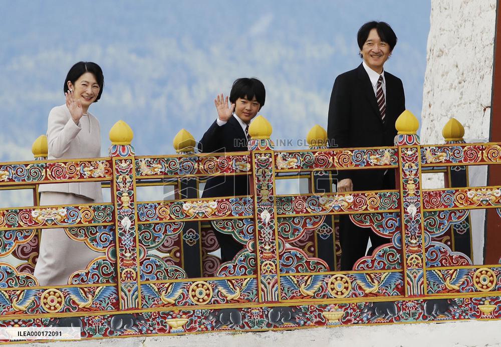 Crown Prince Fumihito's family travels to Bhutan