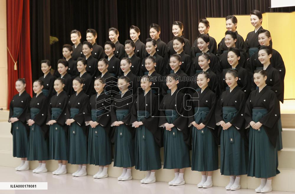 Takarazuka Music School graduation ceremony
