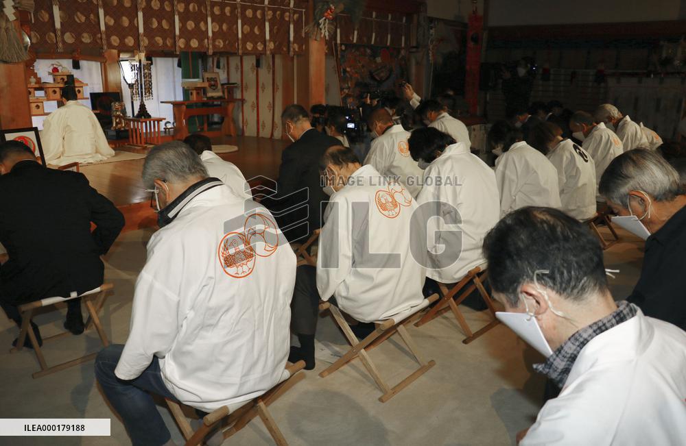 Shinto ritual praying for coronavirus outbreak to end
