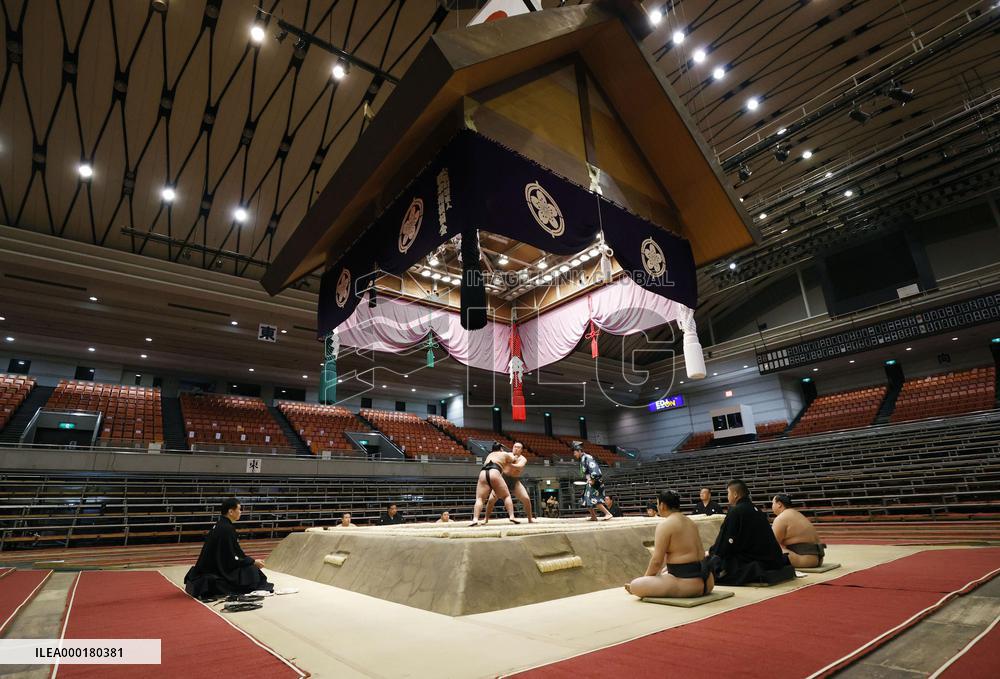 Sumo: Spring tournament without fans