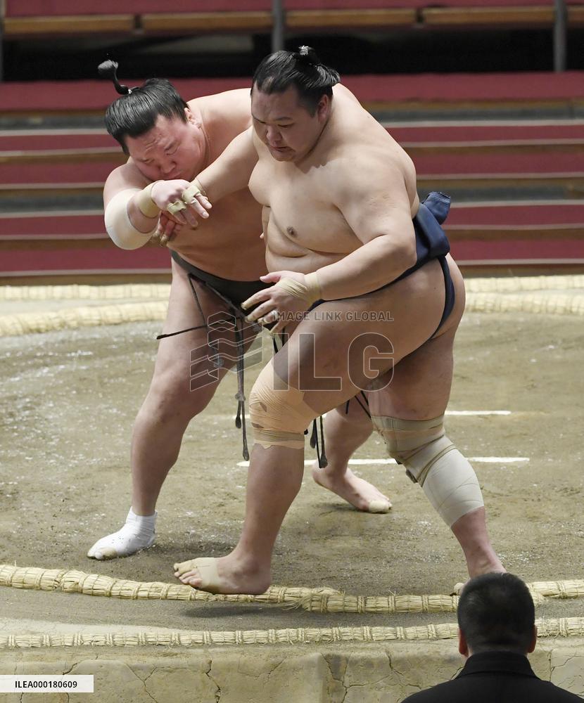 Sumo: Spring tournament without fans