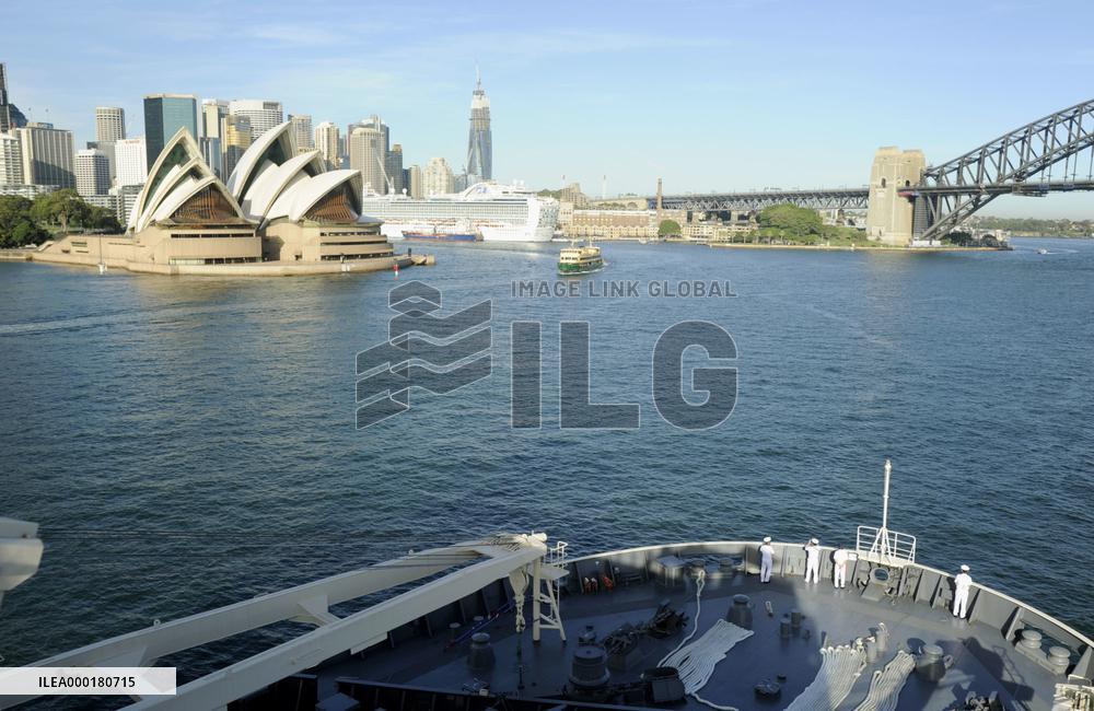 Japanese icebreaker arrives in Sydney