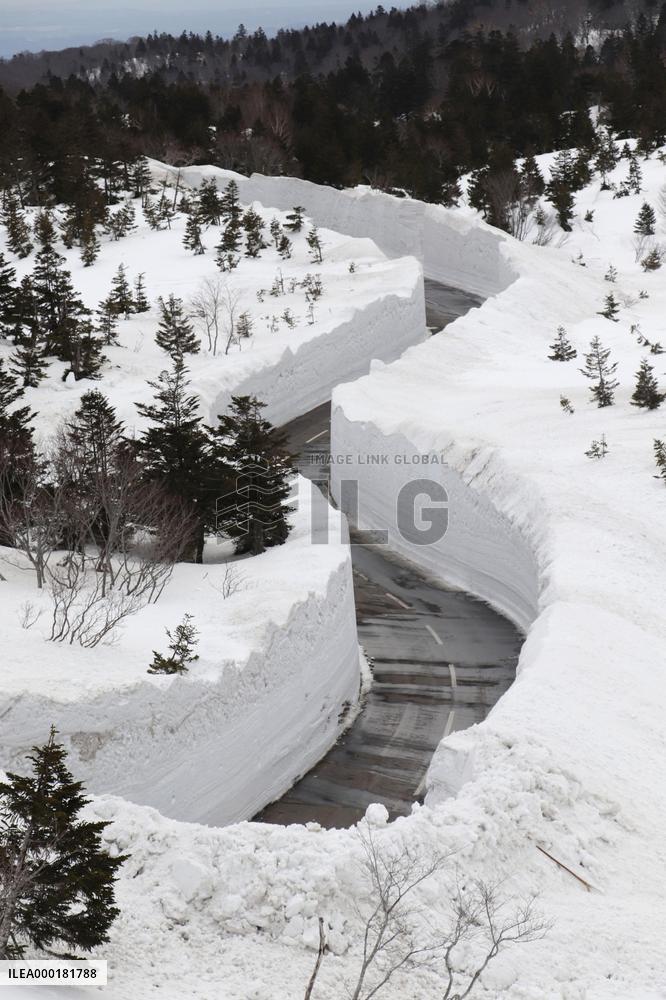 Snow removed from road in northeastern Japan