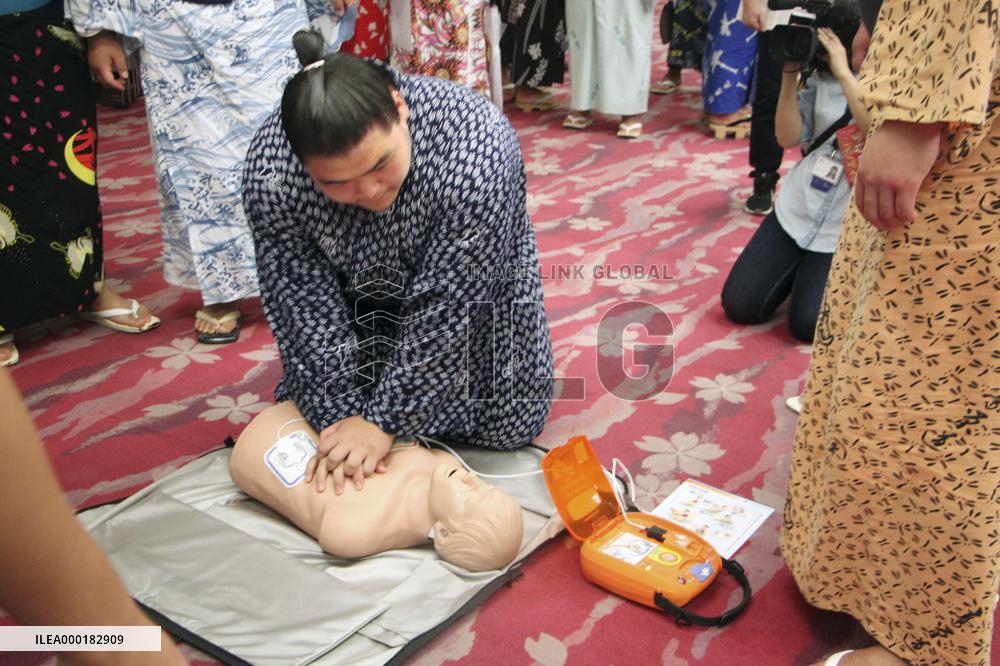 Sumo wrestler learns resuscitation