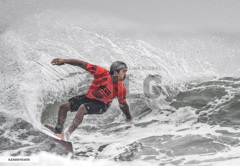 Surfing: Kanoa Igarashi