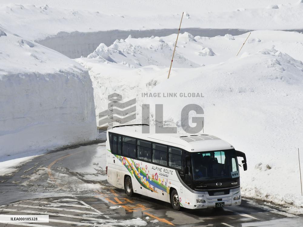 Snow-walled mountain road fully reopens in Japan