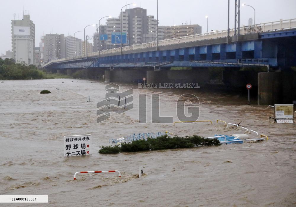 Powerful typhoon in Japan