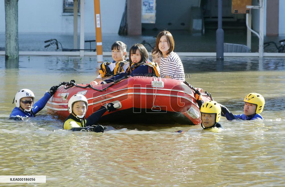 Powerful typhoon in Japan