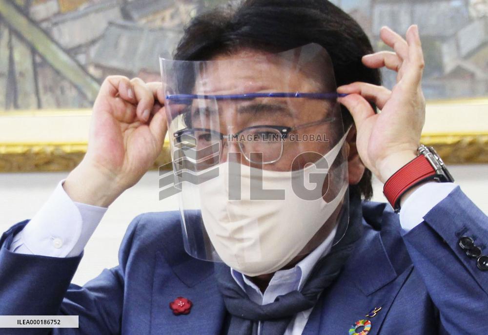 Face shield production in Japan