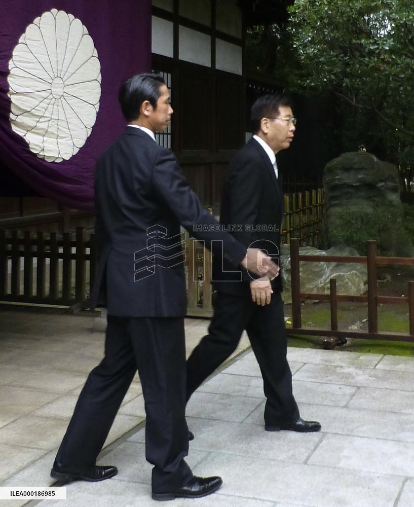 Cabinet minister visits war-linked shrine