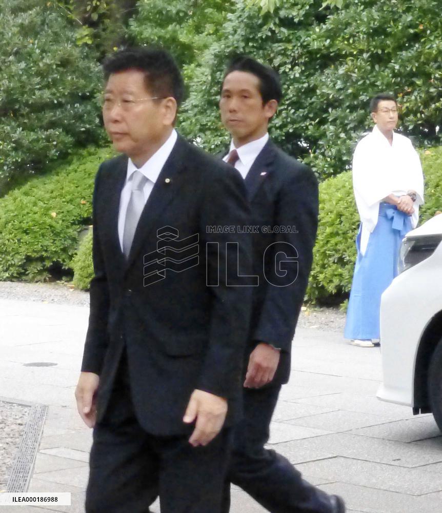 Cabinet minister visits war-linked shrine