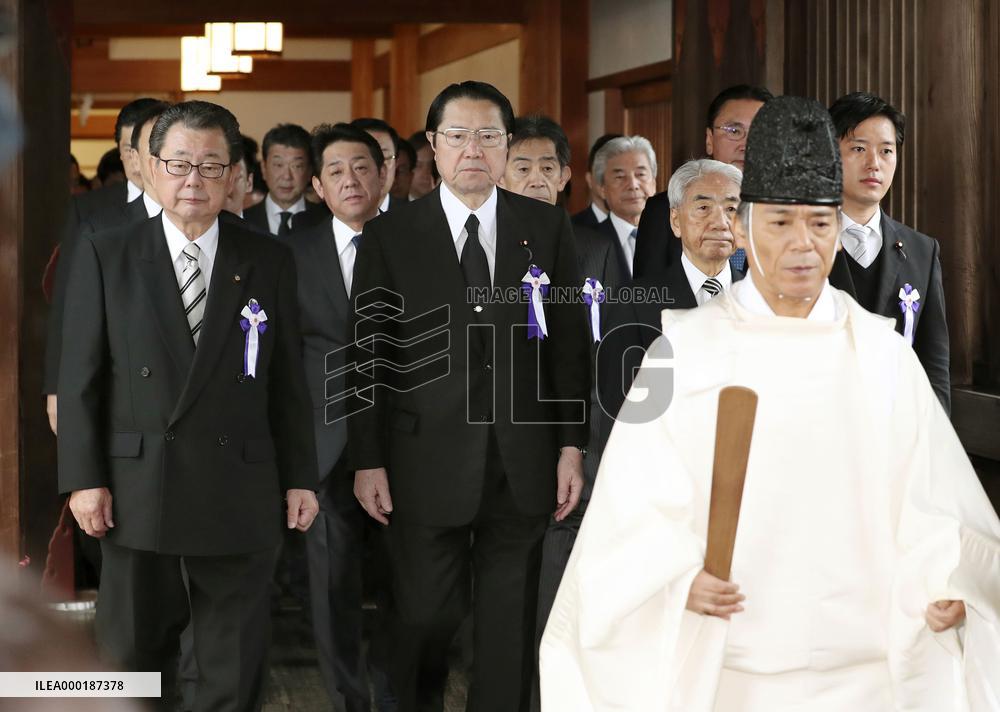 Japanese lawmakers visit war-linked shrine