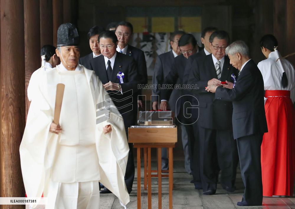 Japanese lawmakers visit war-linked shrine