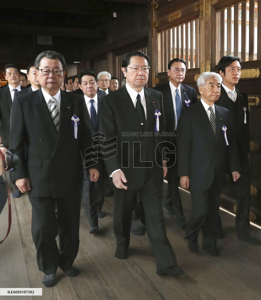 Japanese lawmakers visit war-linked shrine