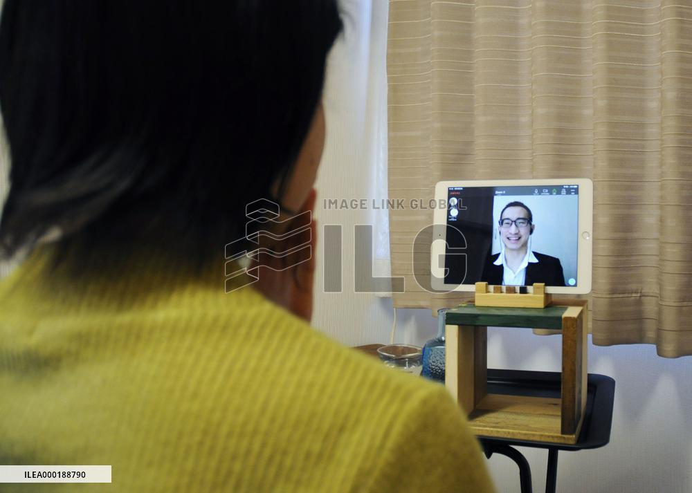 Online marriage hunting party in Japan