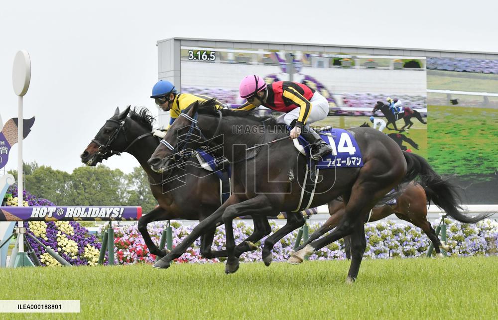 Horse racing: Fierement defends spring Tenno-sho crown
