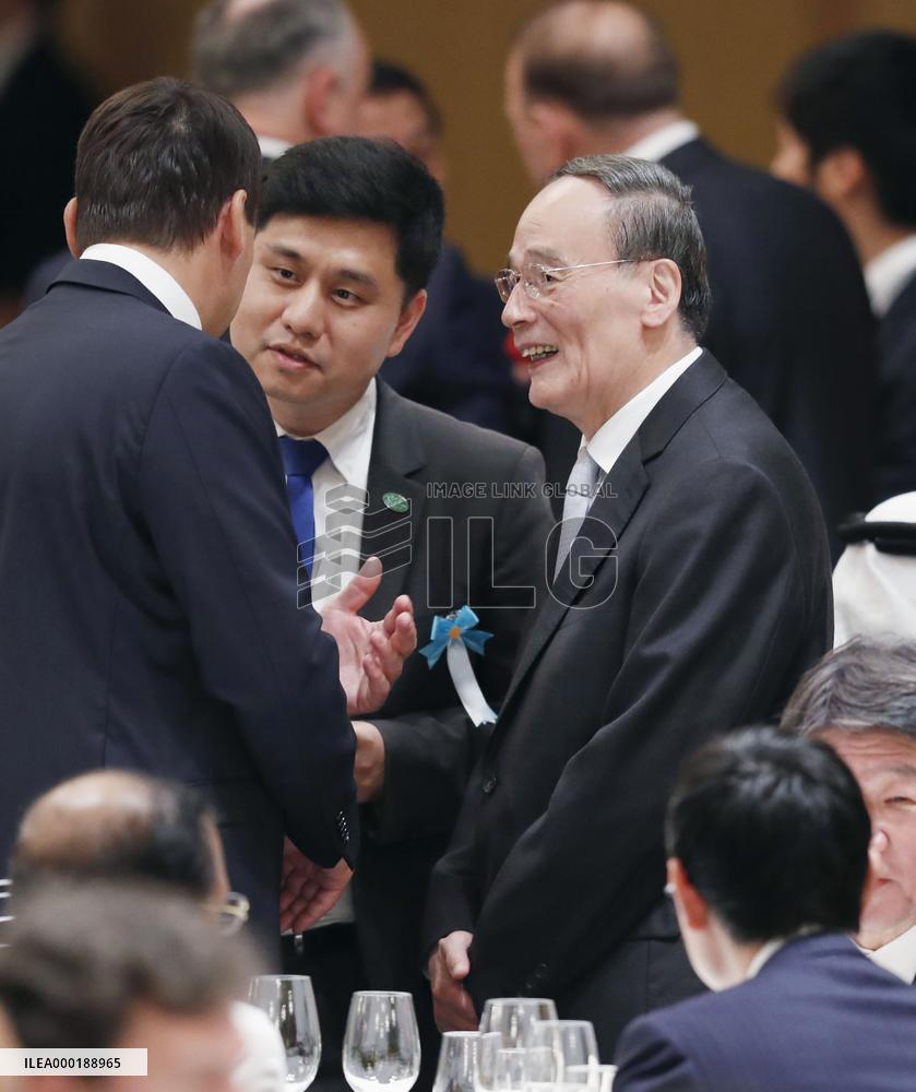 Abe hosts banquet for foreign guests after imperial ceremony