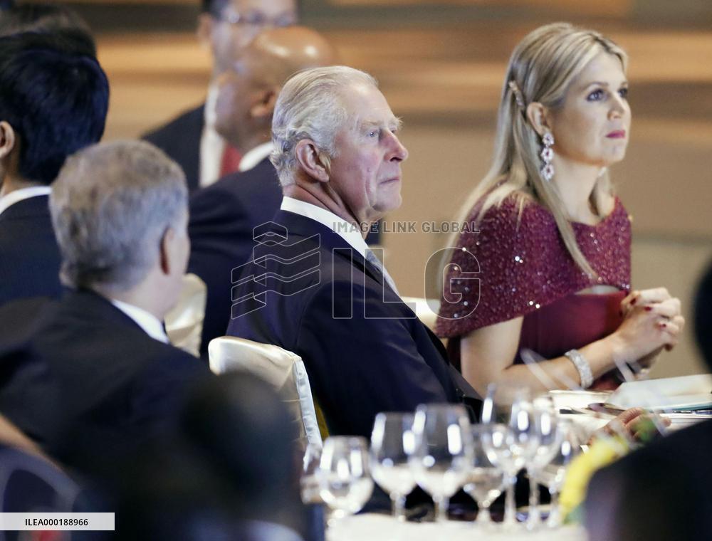 Abe hosts banquet for foreign guests after imperial ceremony