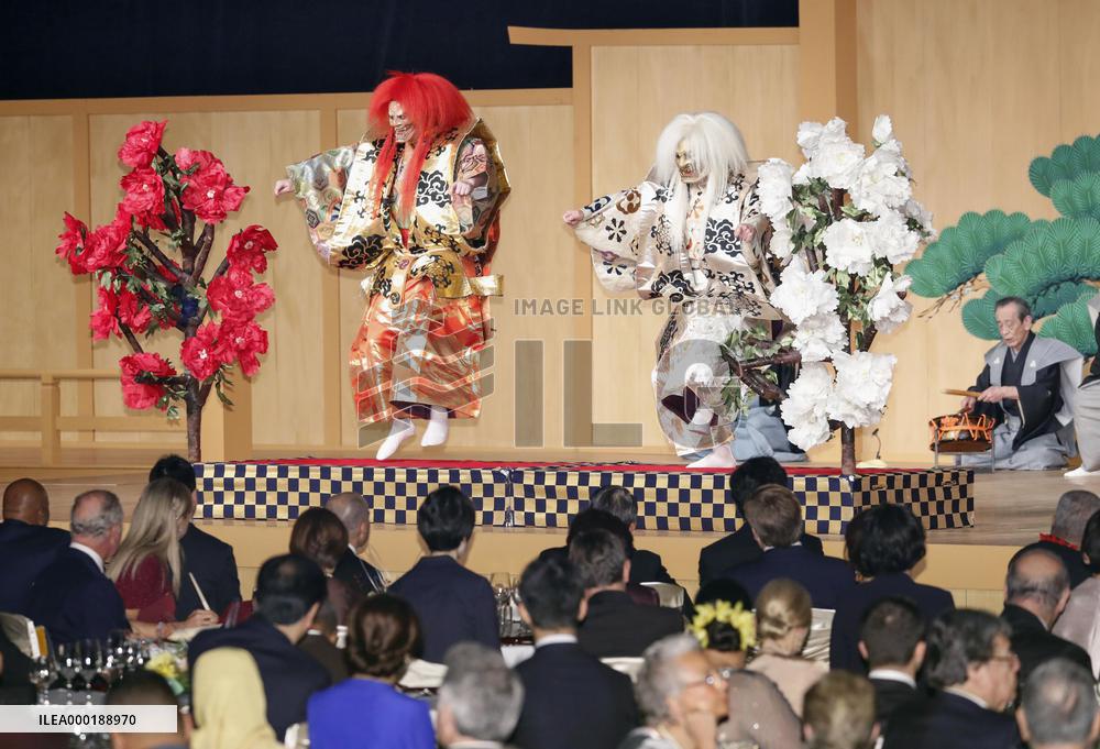 Abe hosts banquet for foreign guests after imperial ceremony