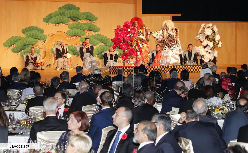 Abe hosts banquet for foreign guests after imperial ceremony