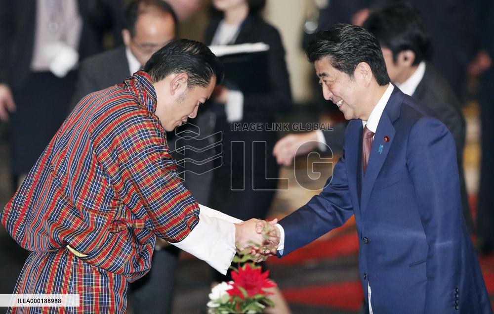 Abe hosts banquet for foreign guests after imperial ceremony