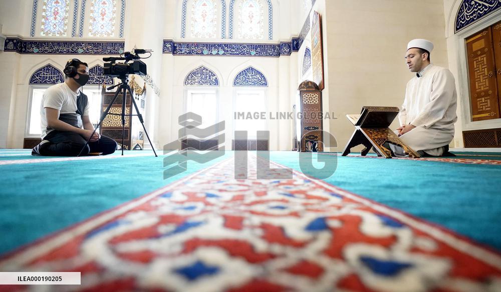 Prayer at Tokyo mosque