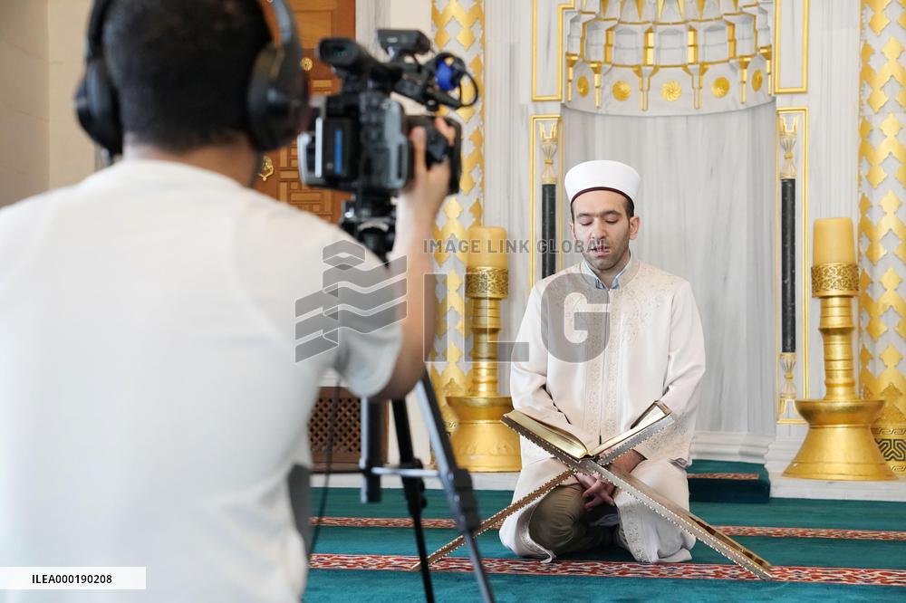 Prayer at Tokyo mosque
