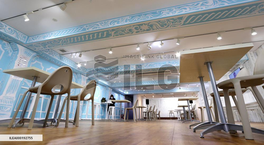 "Social distancing" cafe in Tokyo
