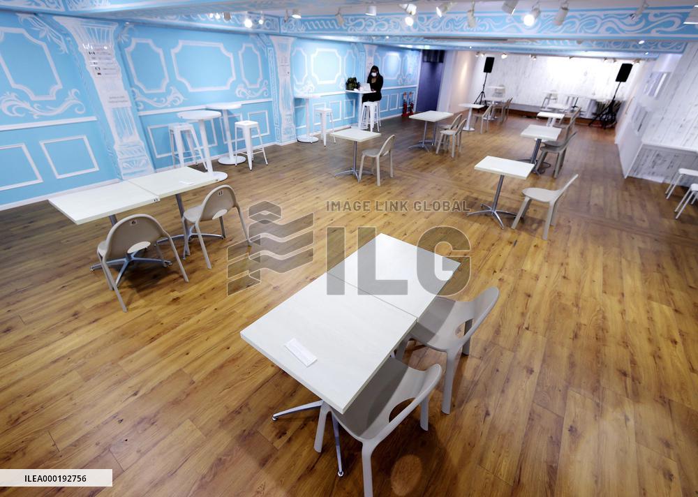 "Social distancing" cafe in Tokyo