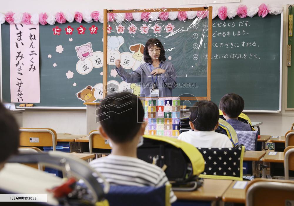 Coronavirus measures at school in Japan