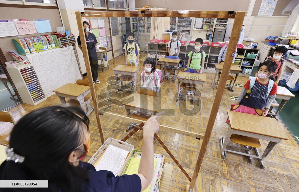 Coronavirus measures at school in Japan