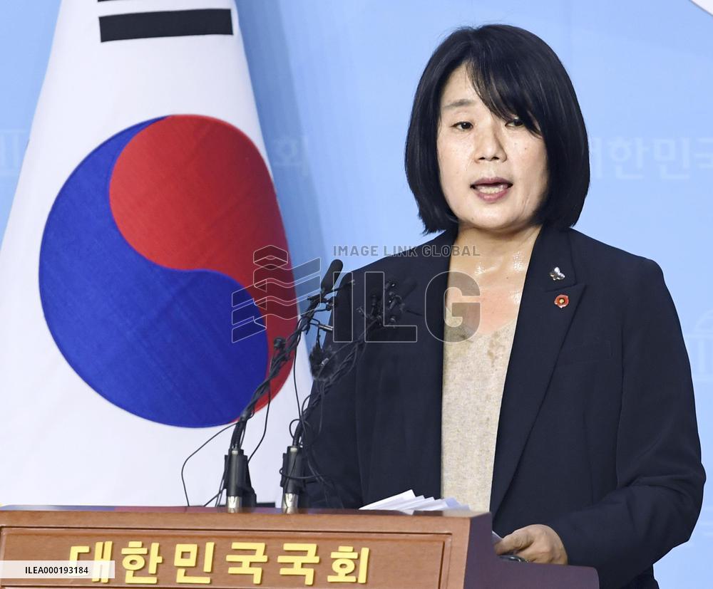 "Comfort women" issue between S. Korea, Japan