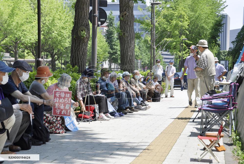 Sit-in against PM Abe's decision to end parliament session