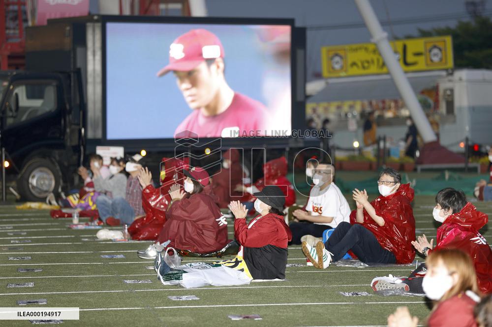 Baseball: Opening day in Japan